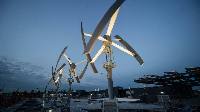 Es muss nicht ein weithin sichtbares, riesiges Windrad sein. Auch mit kleinen Windenergieanlagen – wie der auf der Greenpeace-Zentrale in Hamburg – kann umweltfreundlich Strom erzeugt werden.