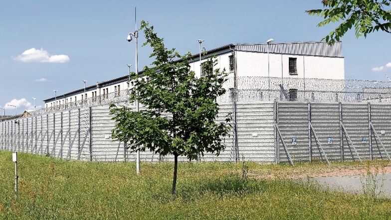 Hinter den Mauern der JVA Zeithain kam es Ende Juni zu einem Zwischenfall: Ein Gefangener wurde in seiner Zelle tot aufgefunden. Nach bisherigen Erkenntnissen nahm sich der Mann das Leben.