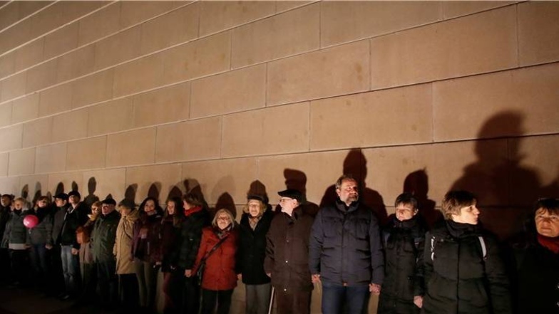 Teilnehmer der Kette stehen  vor der Synagoge.