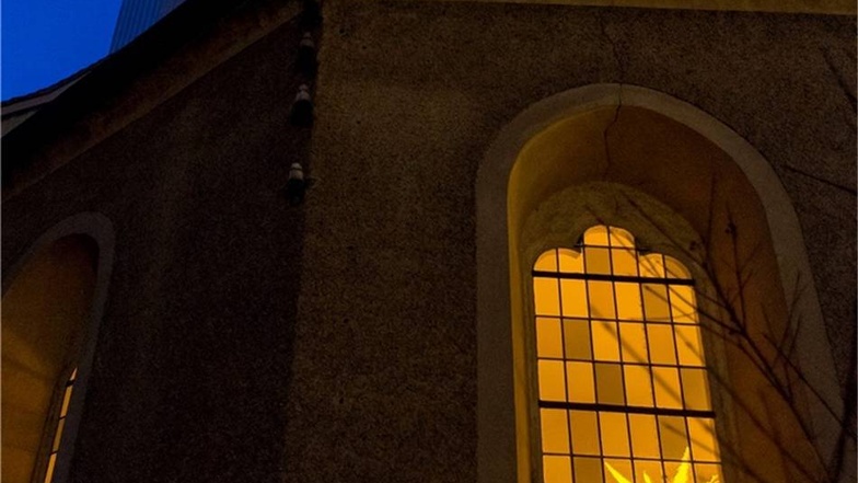 Ein beleuchteter Adventsstern macht die Rabenauer Kirche erst so richtig heimelig.     Foto: Karl-Ludwig Oberthuer /  /