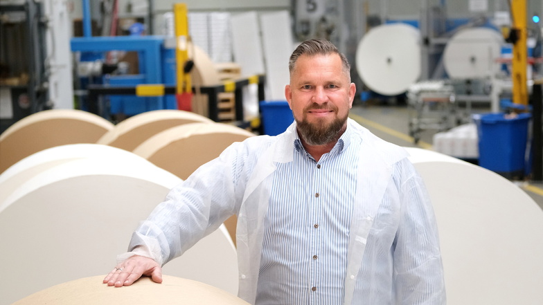 Aus großen Papierrollen entstehen einige Milliarden Kaffeefilter bei Konos in Nossen. Christian Höpper ist seit rund 20 Jahren Geschäftsführer.