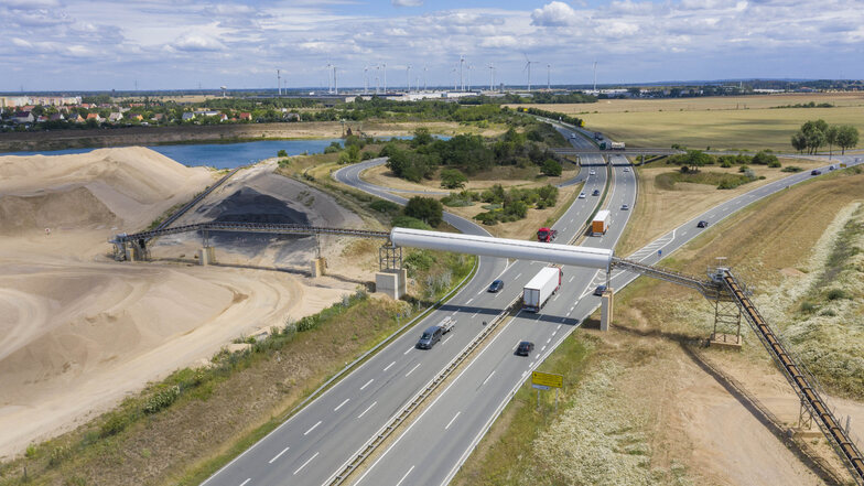 Mehr als 100 Meter lang ist die Brücke, die seit einem Jahr die B 169 bei Röderau überspannt. Die Abfahrt rechts führt zur S 88 Richtung Nünchritz.