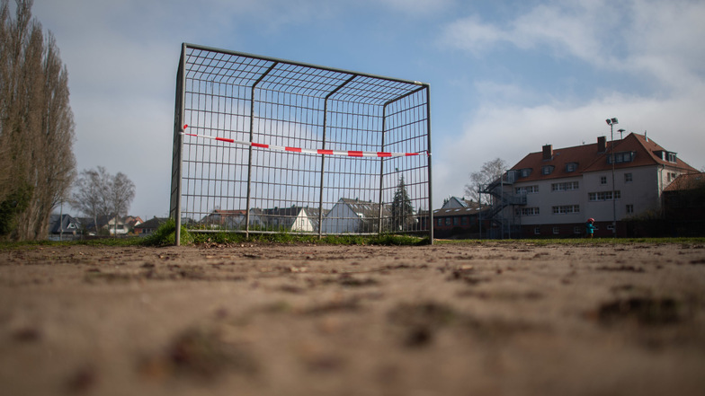 Die Zeiten gesperrter Sportplätze in Sachsen könnten am Montag vorbei sein. Darüber entscheiden wird die Landesregierung am Donnerstagabend.