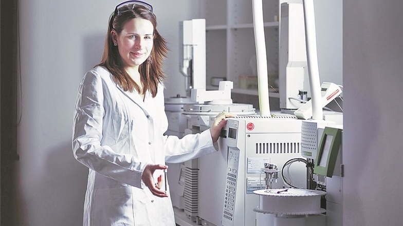Britta Kämpken arbeitet in einem Labor in Nossen. Sie will den Schadstoffen auf die Spur kommen.