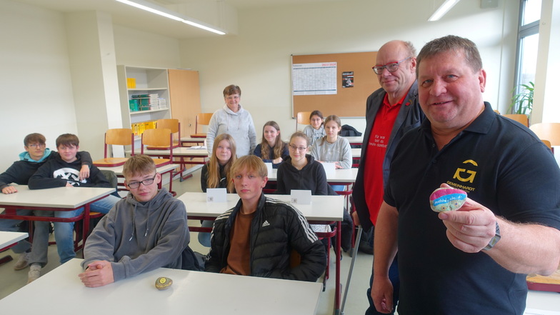 Dirk Eckart (von rechts) mit einem bemalten „Dankbarkeitsstein“. Mit Walter Stuber hat er in der Russisch-Klasse der Oberschule Am Holländer für die Initiative „Mehr Danke“ geworben.
