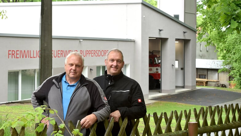 Freuen sich über ihr neues Depot in Ruppersdorf: Wehrleiter Michael Jähne (links) und sein Stellvertreter Steffen Weinert.