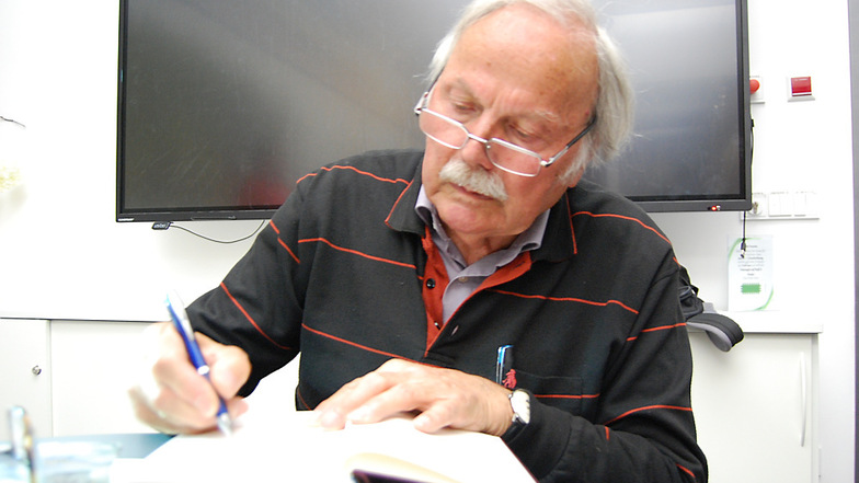 Autor Thomas Hartwig signiert sein Buch bei der Lesung im
Hoyerswerdaer Bürgerzentrum.