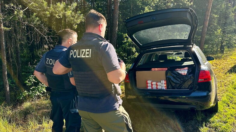 Am Dienstagmorgen ist  in Hähnichen bei Niesky ein Audi gestoppt worden, in dem mehrere Hundert unverzollte Zigarettenstangen geschmuggelt wurden. Der Fahrer ist auf der Flucht vor Polizei und Zoll.