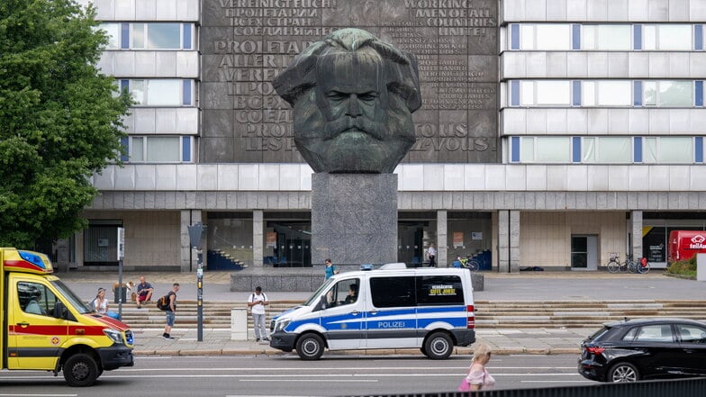 Markant ragt das Karl-Marx-Monument im Zentrum von Chemnitz empor.