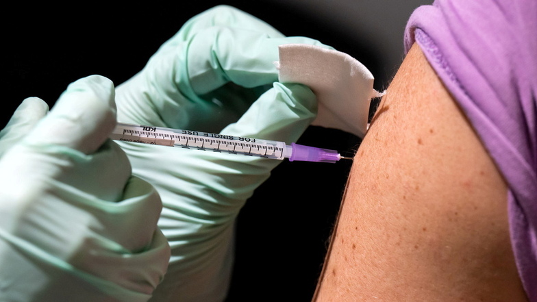 Nach Aussagen von Gesundheitsminister Lauterbach gibt es im September an neue Varianten angerpassten Impfstoff.