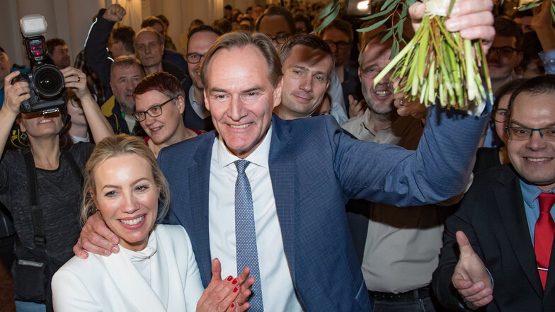 Burkhard Jung jubelt mit seiner Frau Ayleena über seinen knappen Sieg. Rechts neben seinem Kopf ist SPD-Landeschef Martin Dulig zu sehen, links davon dessen Ehefrau.