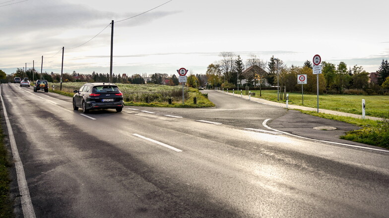 In Arnsdorf fahren immer wieder Autos über eine gesperrte Straße