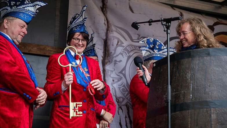 Reichenbacher Carnevalsclub: Bürgermeisterin Carina Dittrich übergibt den Schlüssel an die Narren. Der Verein startet in die 48. Saison mit dem Thema ""Geister, Teufel,  Gänsehaut - 
den Narren vor dem Morgen graut."