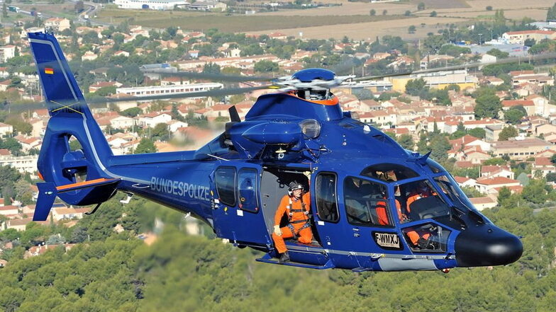 Mit so einem Eurocopter von Airbus Helicopters (Beispielfoto) war die Bundespolizei am vergangenen Sonntag im Einsatz. Es war ein Routineflug entlang der Bahnstrecke.