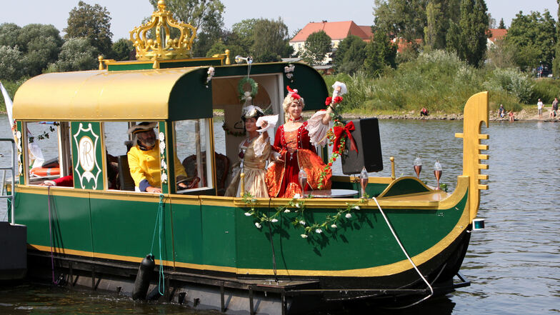 Verabschiedung der königlichen Majestät und Hoheiten. Abfahrt der venezianischen Gondel auf der Elbe in Pirna. 