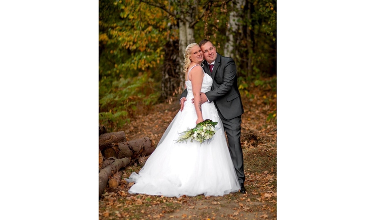 Sabrina und Ricardo Rostock, geheiratet am 20. Oktober in der Kirche Sohland. Beide wohnen in Steinigtwolmsdorf. Foto: Stefanie Rösch