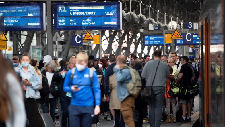 Fahrgäste warten dicht gedrängt am Kölner Hauptbahnhof an Pfingstsamstag auf ihren Zug.