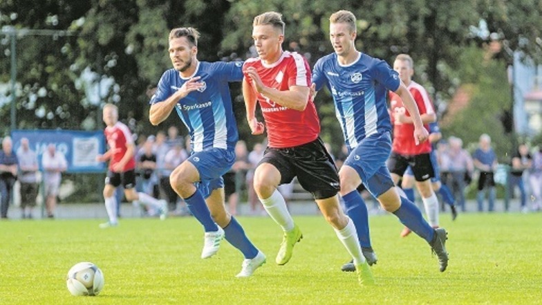 William Wessely (Mitte) stürmt mit Tabellenführer Hainsberger SV in Richtung Landesliga. Den Titel haben aber auch die Freitaler Gergo Akos Puskar (links) und Maurice Reichel mit ihrer Mannschaft im Visier.