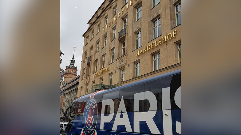 Der Pariser Teambus vorm Fünf-Sterne-Teamhotel in Leipzig.