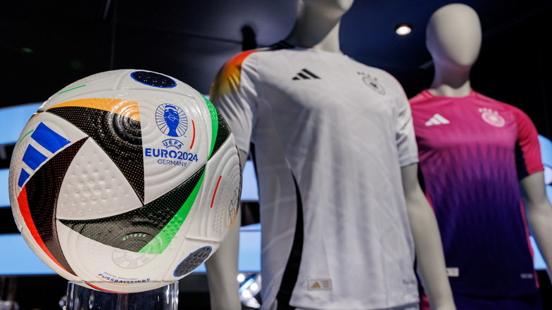 Die drei Streifen werden verschwinden: Der Deutsche Fußball-Bund lässt den Vertrag mit Dauerpartner Adidas auslaufen und wird von Rivale Nike ausgestattet.