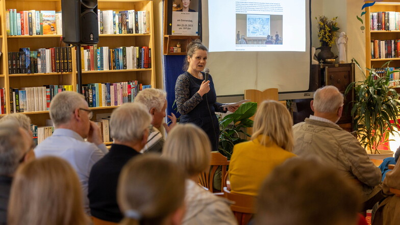 Carola Ilian bei der Vorstellung der Raum-Tagebücher in der Buchhandlung Findus in Tharandt.