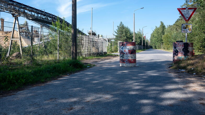 Hier auf der Werkstraße, welche zum Kieswerk Ottendorf-Okrilla GmbH & Co. KG gehört, sollen nächtliche Motorradrennen stattfinden.