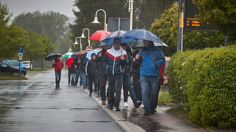 Rund 50 Personen trafen sich in Bad Schandau zu einem Spaziergang.