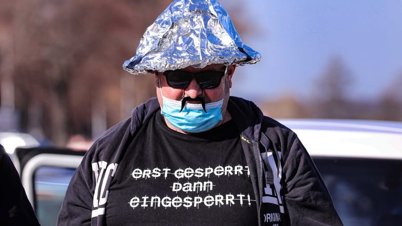 Der Spitzname „Aluhüte“ hat sich etabliert für Anhänger von Verschwörungstheorien wie dieser Dresdner. Viele von ihnen versuchen, den Spieß umzudrehen, und nennen sich als Zeichen der Abwehr angeblicher Stigmatisierungen selbst so.