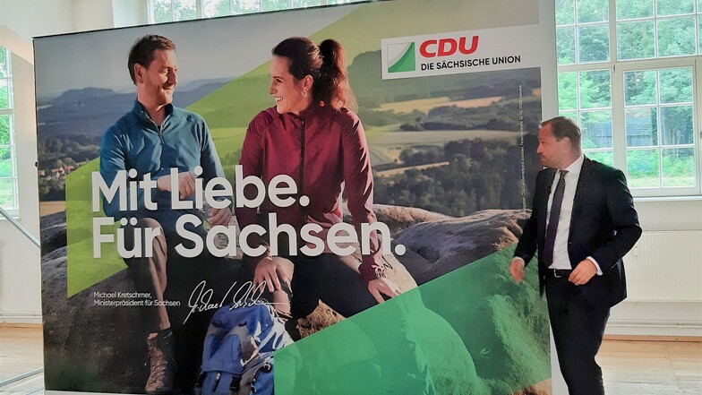 Generalsekretär Dierks (vorne rechts) enthüllt ein Bild des Ministerpräsidenten und seiner Lebensgefährtin. Die Kampagne wurde von der Marketingagentur des österreichischen Ex-Kanzlers Kurz mitinitiiert.