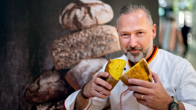 Bei der Brotprüfung am Donnerstag im Kornmarkt-Center in Bautzen testete Qualitätsprüfer Andrè Bernatzky zahlreiche Brote und Brötchen.