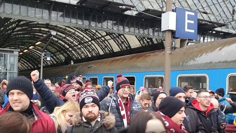 Rund 600 Hockey-Fans aus Tschechien sind am Sonnabend in Dresden eingetroffen.
