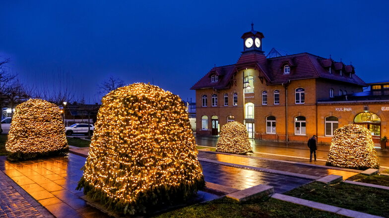 Beim diesjährigen Weihnachtschmuck vor dem Kultur-Bahnhof fühlt sich manch einer an Schloss Wackerbarth erinnert.