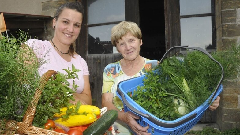 Frischer geht es nicht: In der Abholstation in Struppen holen sich Nicole Szymanski aus Pirna und Anette Vollmann aus Gohrisch (v.l.) ihren Anteil der Ernte.