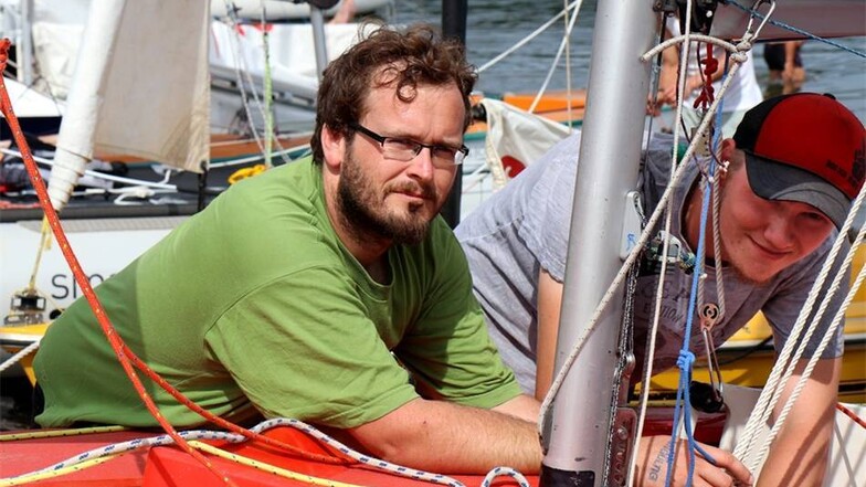 Dirk Kiechnick (l.) und Alexander Kretschmar vom Seesportclub Bautzen bereiten ihre "2740-ixylon" für den geplanten Segelwettkampf vor.