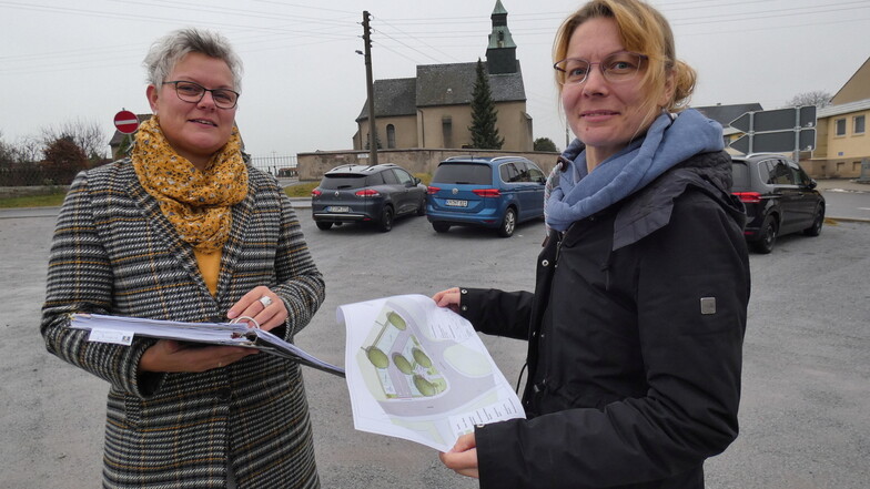 Große Pläne für einen derzeit noch unansehnlichen Platz in Radibor: Bürgermeisterin Madeleine Rentsch (li.) und Bauamtsleiterin Nicole Stephan präsentieren den Entwurf für einen Touristenparkplatz mit vielfältigen Angeboten.