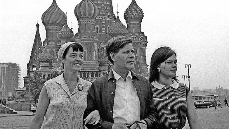 Lang lang ist’s her: Russland-Erkunder Helmut Schmidt im Jahr 1966 mit Ehefrau Loki und Tochter Susanne auf dem Roten Platz in Moskau.