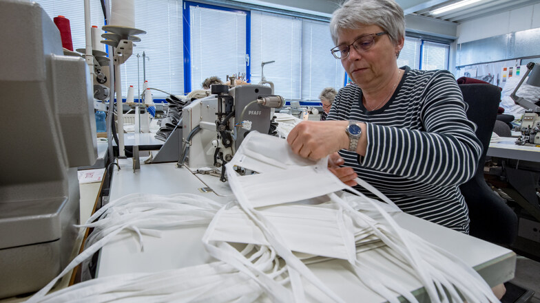 Eine Mitarbeiterin des Textilunternehmens Brändl in Geyer näht Mundschutzmasken. Die Masken bestehen aus einem antibakteriellen Stoff, in dem Fäden aus reinem Silber eingewebt sind.
