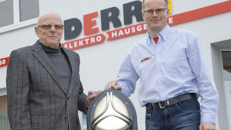 Gründer Hans Derr (li.) und sein Sohn und Inhaber Erik Derr vor dem 1996 eröffneten Firmensitz in Rabenau.