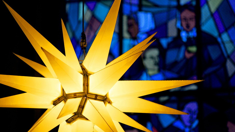 Der Adventstern wird auch in Kamenz am Heiligen Abend leuchten. Drei Christvespern und eine Christnacht soll es geben. Eine Anmeldung dazu ist Pflicht.