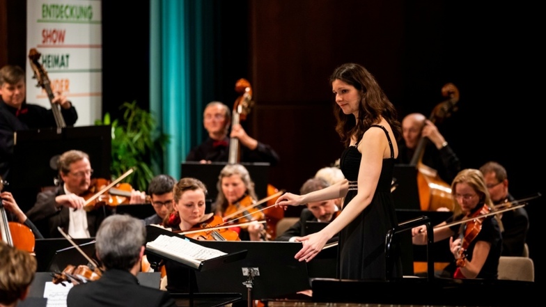 Dirigentin Eva Meitner motivierte ihr Sinfonisches Orchester Hoyerswerda vor ausverkauftem Haus zu einer Glanzleistung.