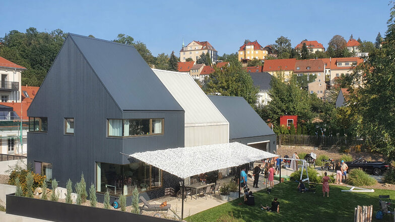 Dieses Privathaus am Felsenkeller in Pirna diente am Montag und Dienstag als Kulisse für die neuen Folgen der ARD-Reihe "Der Ranger - Paradies Heimat".