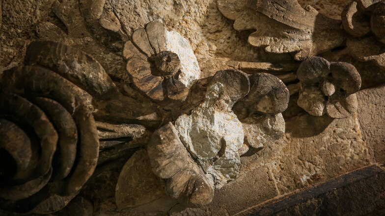 Diese ausgebrochene Sandsteinblüte ist einer der Schäden, der am Glockenspielpavillon erfasst wurde.