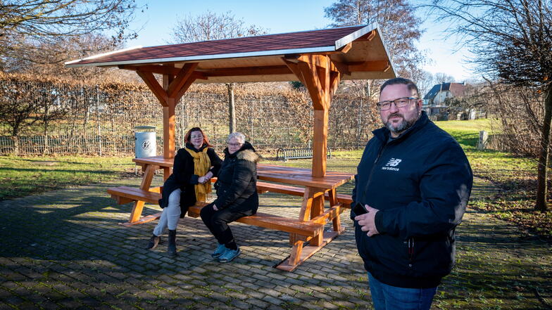 Eike Schmid, Ute Neymeyer und André König vom Ortschaftsrat Knobelsdorf freuen sich über die neue Wanderhütte am Freibad Gebersbach.