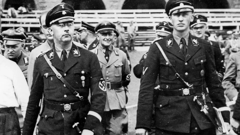 Die berüchtigtsten SS-Befehlshaber waren der "Reichsführer" Heinrich Himmler (l.) und Reinhard Heydrich, Chef des Reichssicherheitshauptamtes. Als Heydrich 1942 in Prag einem Attentat zum Opfer fiel, wurden zur Vergeltung zwei Dörfer ausgelöscht und die B