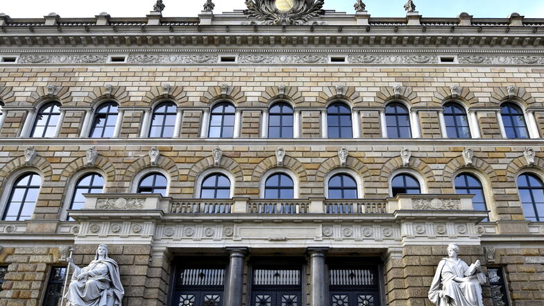 Drei Männer müssen sich für einen Überfall auf einen Taxifahrer vor dem Landgericht Dresden verantworten.