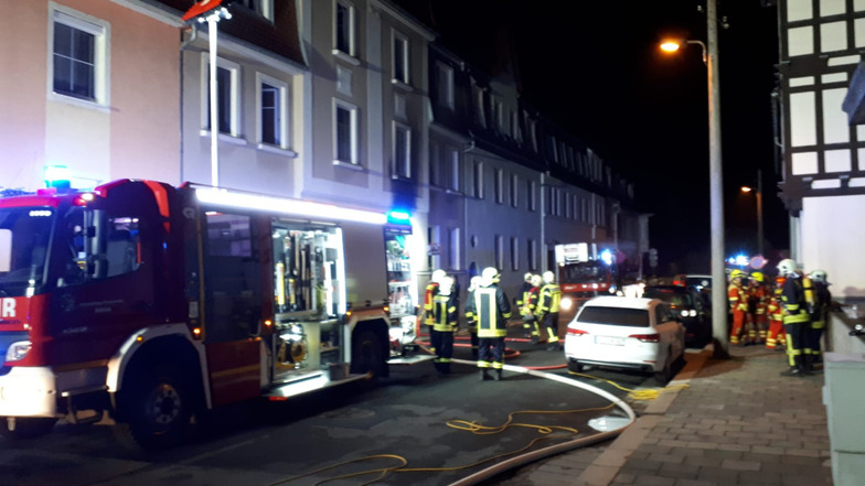 Bei einem Wohnungsbrand in der Oststraße in Riesa sind in der Nacht zu Dienstag sechs Menschen verletzt worden. 