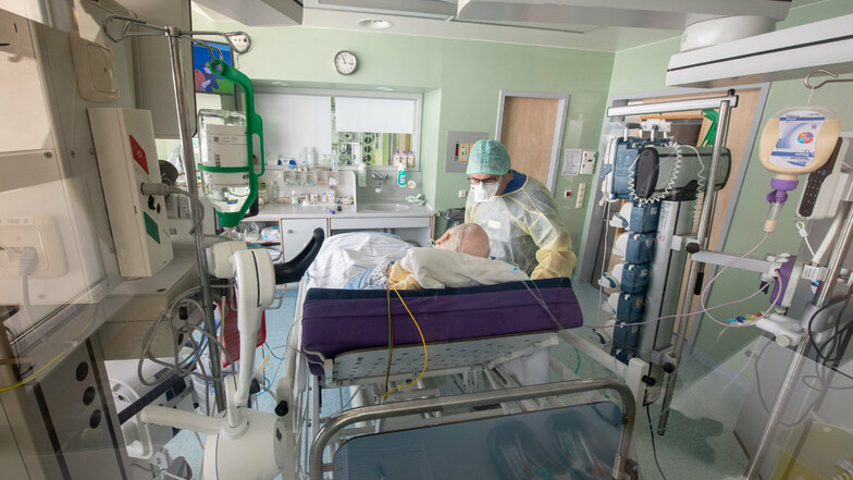 Ein mit Corona infizierter Mittelsachse wird auf der Intensivstation eines Krankenhauses behandelt.
