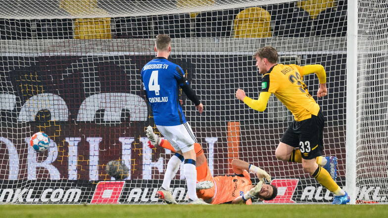 Dynamos bester Torschütze, Christoph Daferner, freut sich über seinen neunten Saisontreffer.