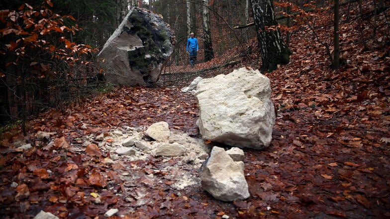Nässe und Frost bringen den Sandstein am Gamrig zum Absturz. Mehrere Felsbrocken lagen am Dienstag auch auf dem Wanderweg.