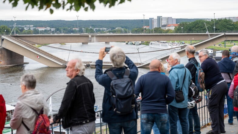 ...und fotografierten die eingestürzte Brücke.